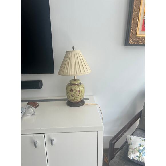 Oriental Ginger Jar Table Lamp With Beige and Red Floral - Picture 4 of 8